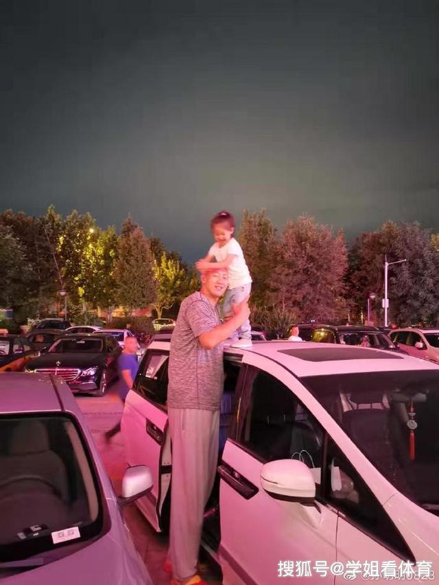 原创2米36巨人孙明明晒照3岁女儿站车顶比高他与妻子总身高4米26