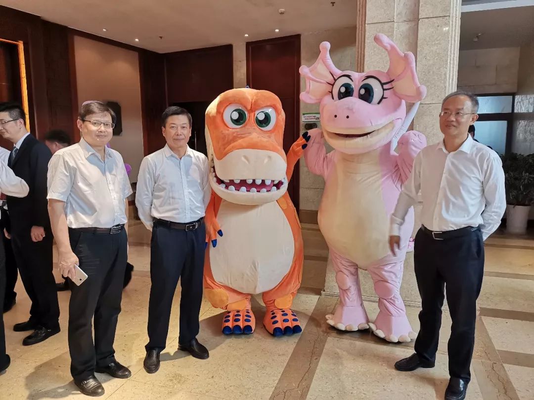 国家古生物化石专家委员会办公室专职副主任王丽霞(左一)与华阳,小翼