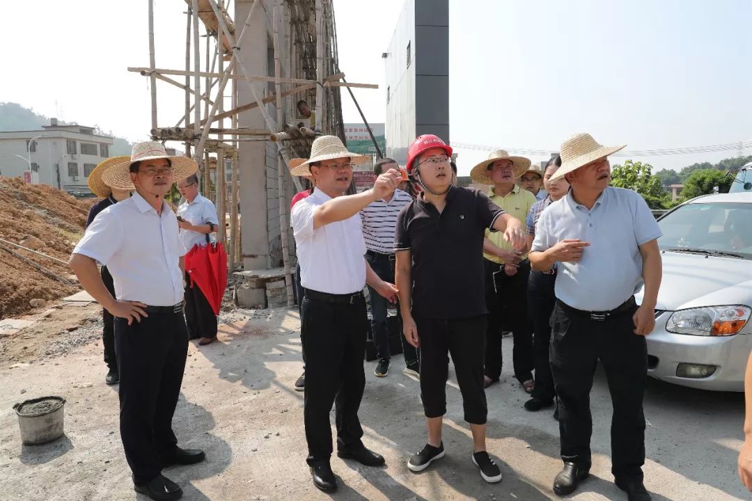 县长廖茂忠率队调研检查附城高速出入口项目建设情况(胡金辉摄)曾永祥