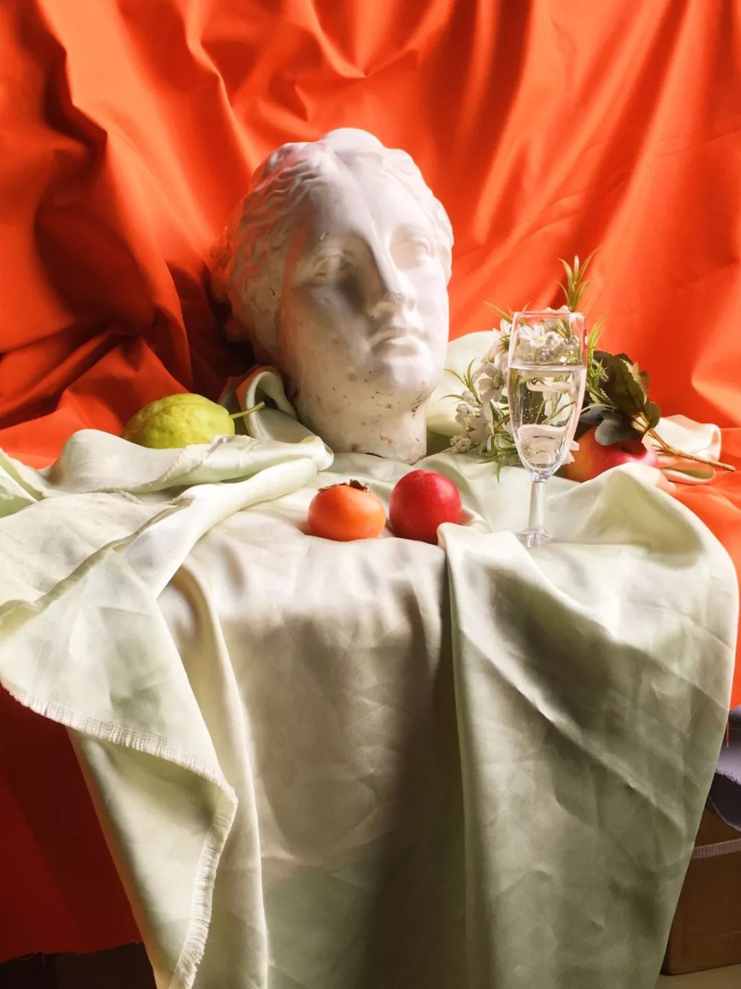 沈阳艺苑画室校长王海军先生为水彩研学班同样不舍昼夜设计静物布褶的