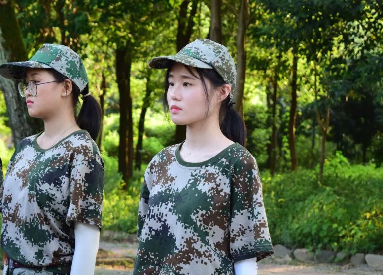 坚毅的目光和不服输的意志向我们展现最美军训女生嘹亮的口号整齐的步