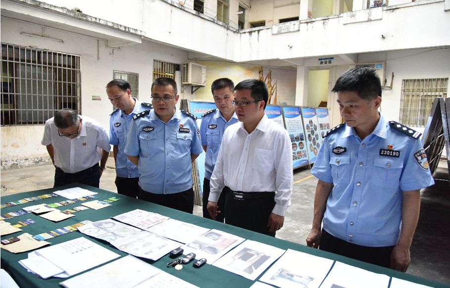 县委副书记,政法委书记李漫军传达了全市政法公安机