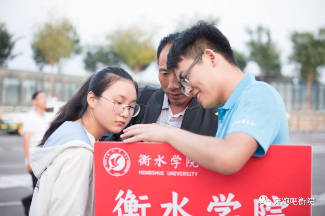 这 就是我们最真挚的表达惬意的微笑问候自然的接下行李我们动身当