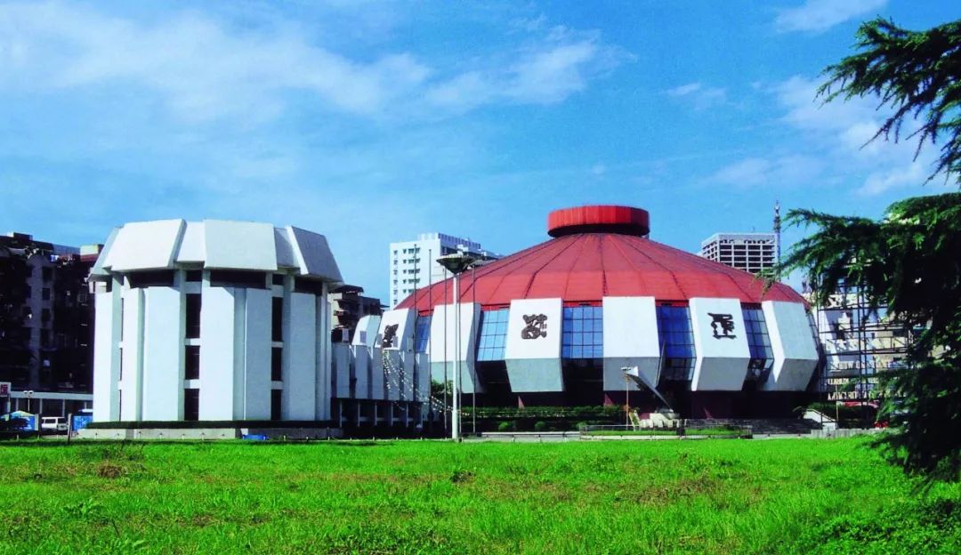 武汉杂技厅项目造型优美大方,与当地民族文化相呼应,充分利用了基地