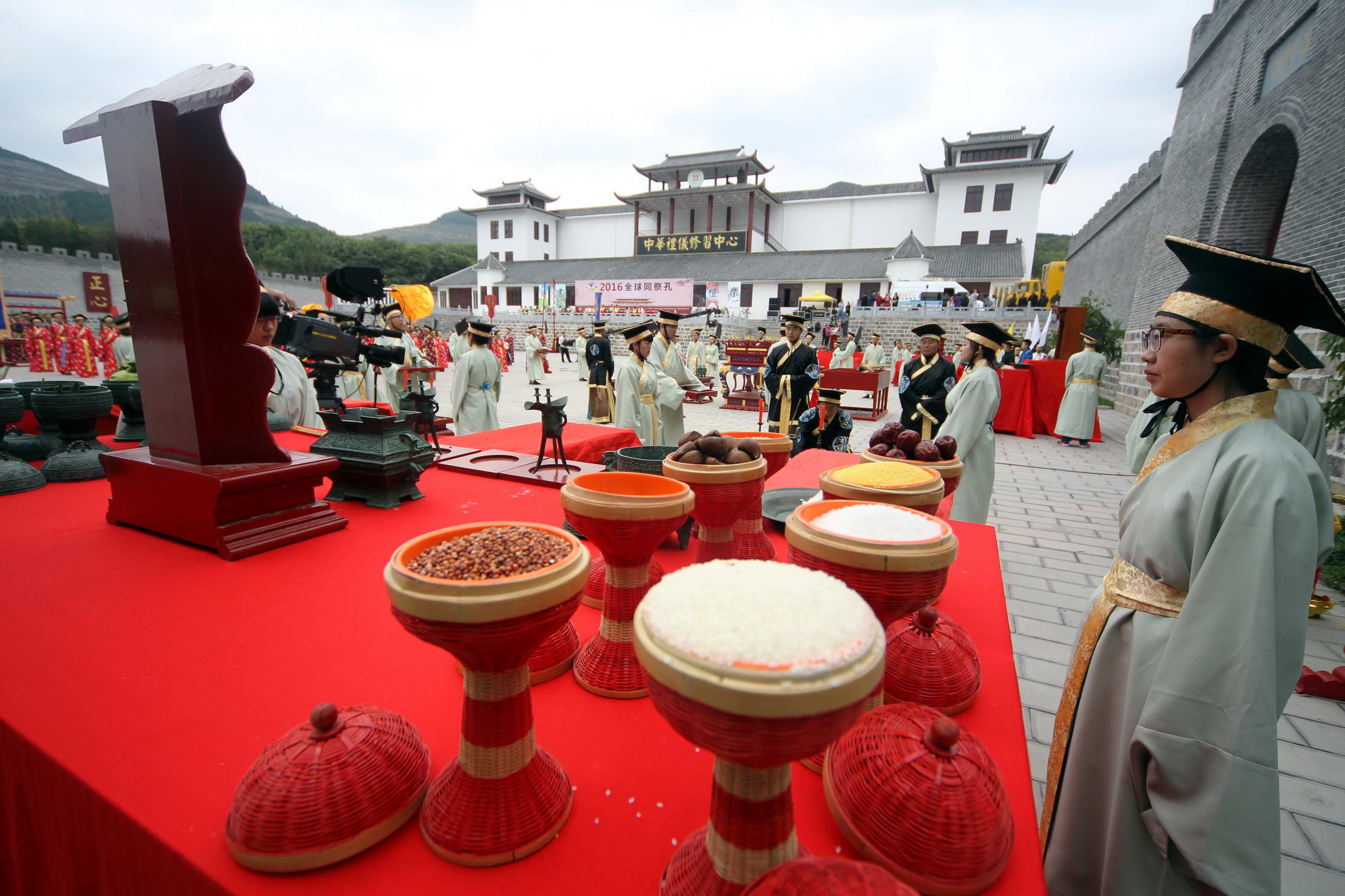 子贡去道友家吊唁气跑了并禀告孔子孔子一席话子贡恍然大悟