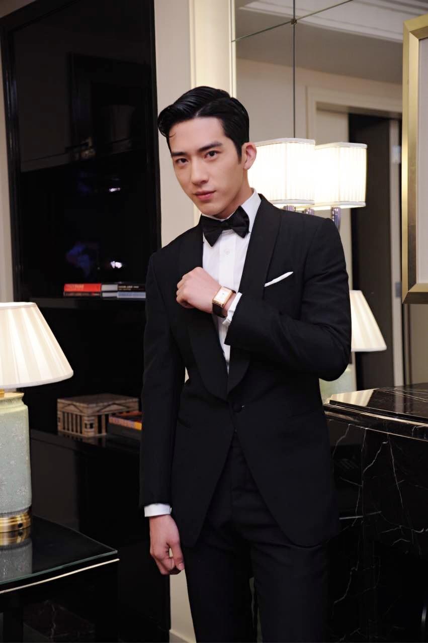 井柏然展现西装杀,当之无愧"西装王子"!