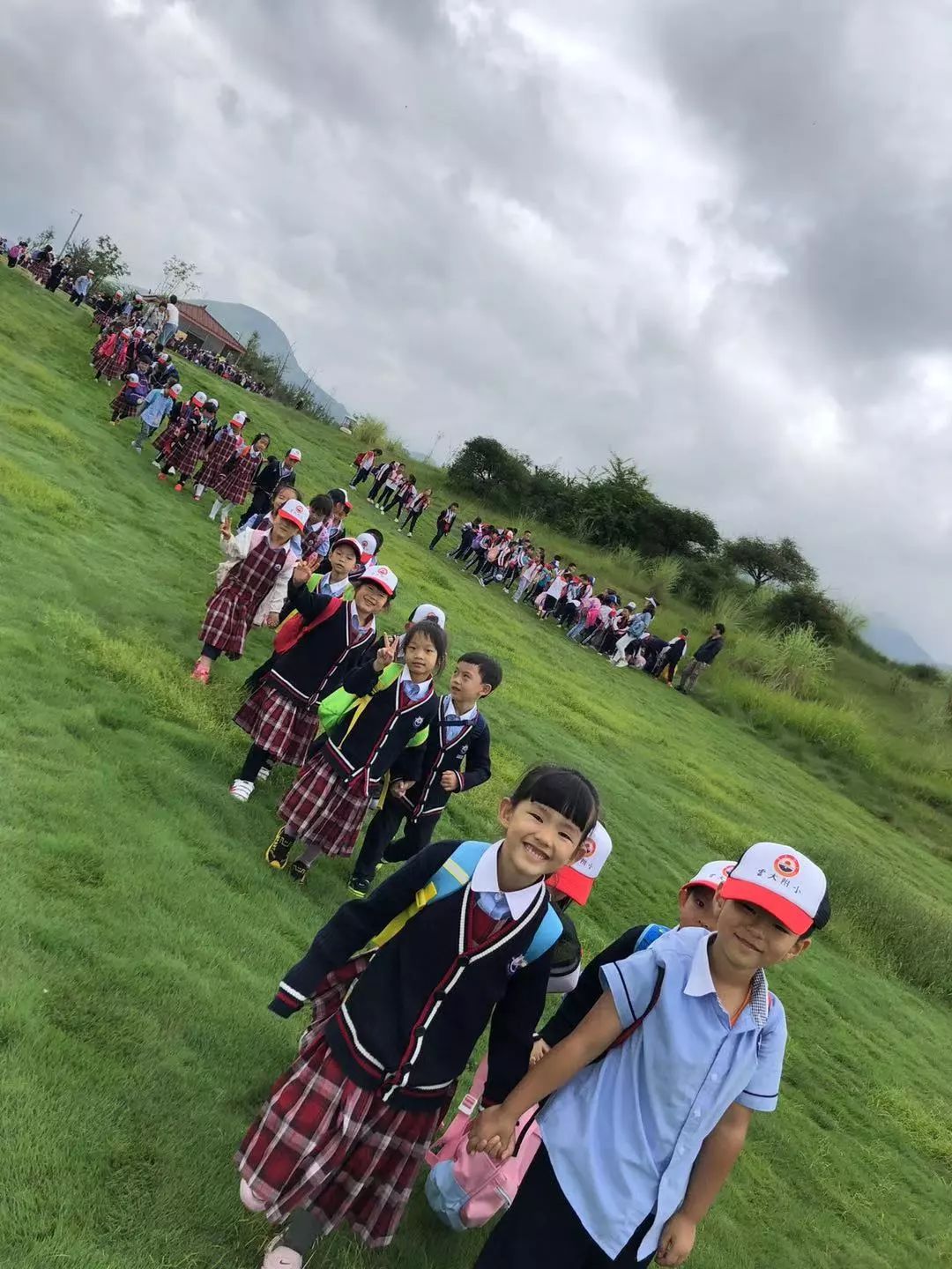 同学们整装待发大巴载着云大附小一至六年级的师生来到了华侨城户外