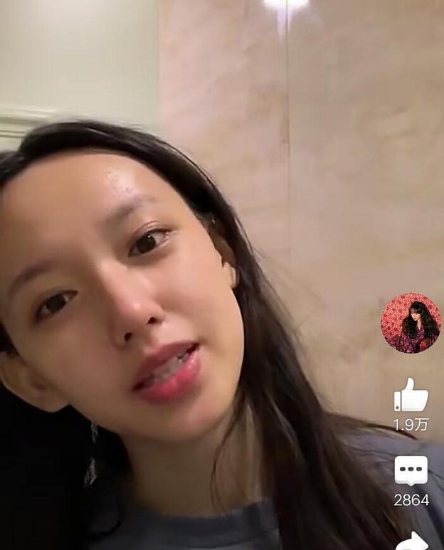 张予曦卸妆露素颜被吐槽是"无眉大侠",其实女星素颜都没有眉毛