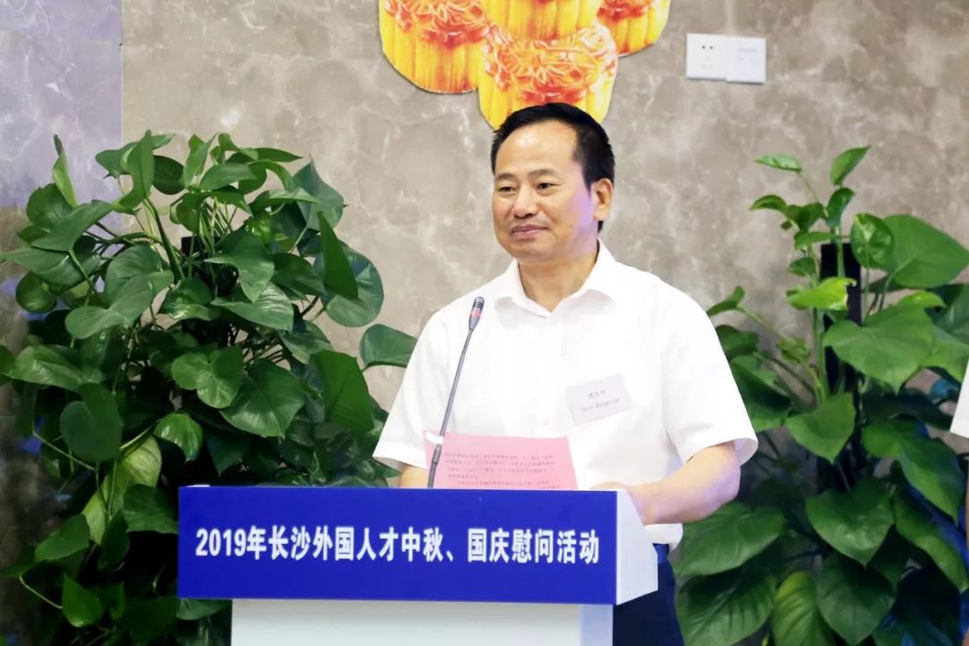 视频| 这群老外朋友相聚麓谷做月饼,还高喊"长沙,加油"!_李立婷