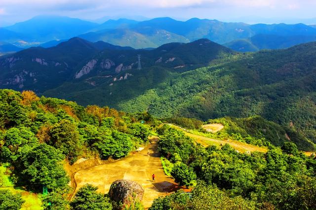 象山有座白巖山半山腰有座神奇的白龍寺山頂還有座小布達拉宮