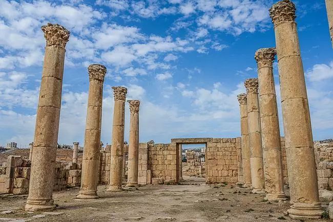 直径约2米,高度达20米神殿前的大理石巨柱位于约旦伊尔比德的月神庙来
