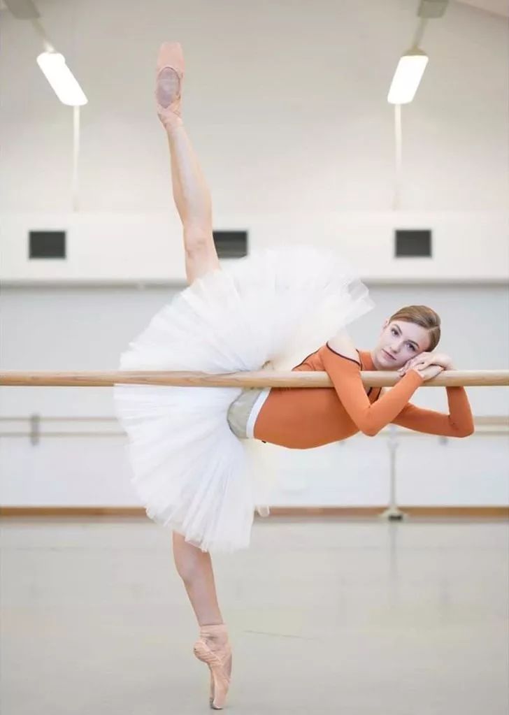 腿的膝盖伸直,后背的垂直,换句话说就是把全身肌肉拉长,使芭蕾的舞姿