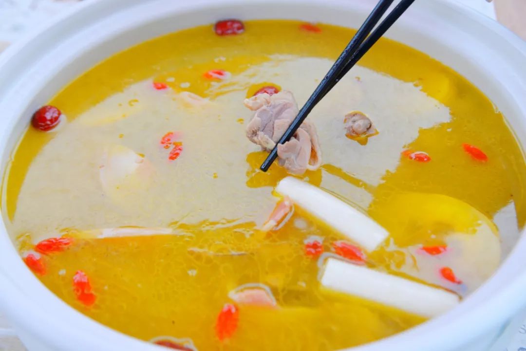 特色火锅山珍木瓜鸡:精选散养土鸡,食客到店现点现杀,确认过眼神,看上