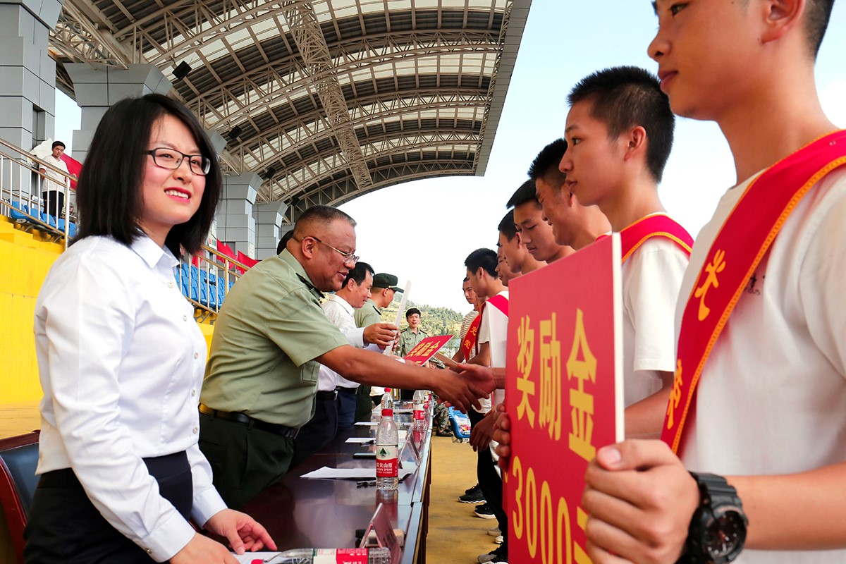 增强国防意识 锤炼意志品格 茅台学院召开2019级新生军训总结暨表彰