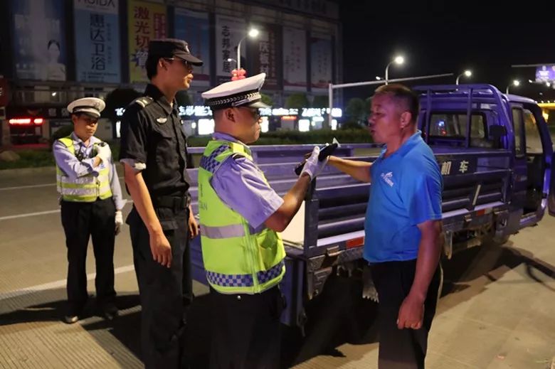 昨夜,姜堰警方开展清查行动