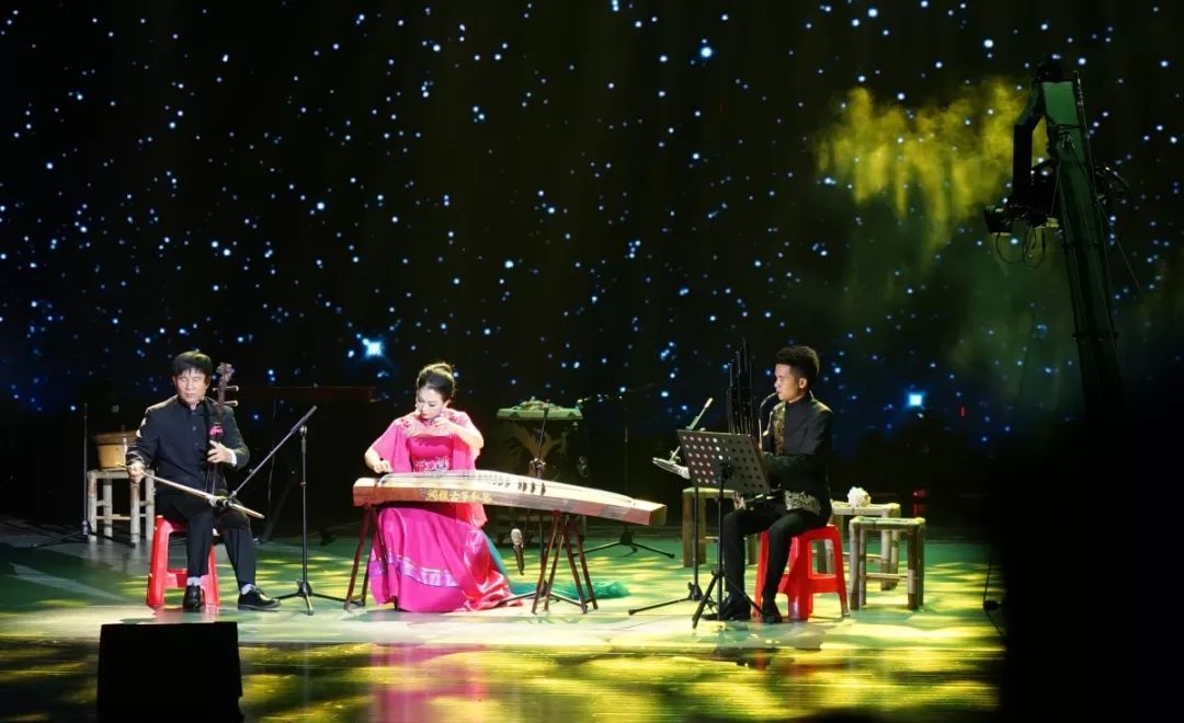 国艺术家联袂演绎的两台艺术文化大餐,将在南宁民歌湖大舞台激情上演