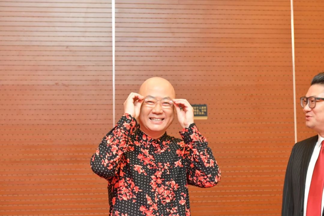 郭冬临老师试戴百年红眼镜【百年红品牌陈列效果图】效果图一效果图二