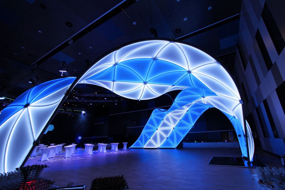 声光电元素的运用给没有生命的建筑带来了勃勃生机.