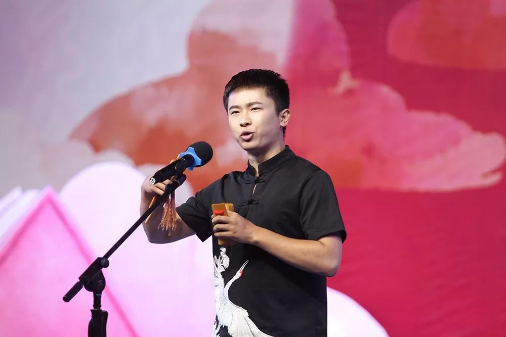 女生独唱《书香满中国》主持人惊艳亮相开场舞《花开盛世》千年绝技打