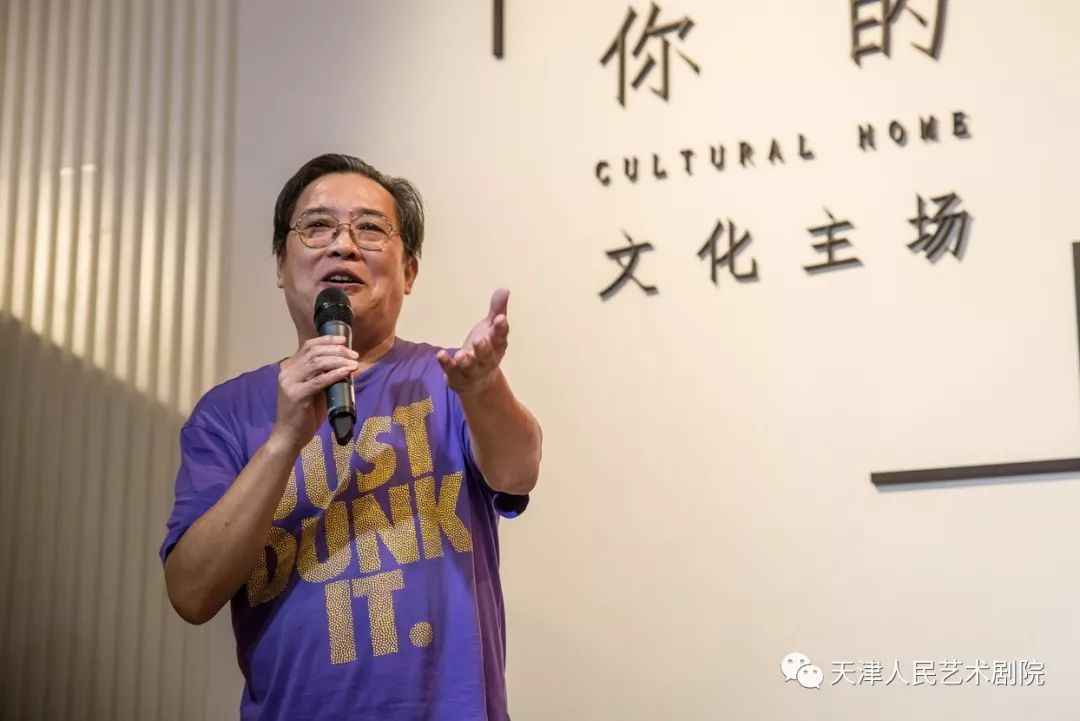 天津人民艺术剧院副院长李阳邀请在场观众一同高唱《歌唱祖国》喜迎