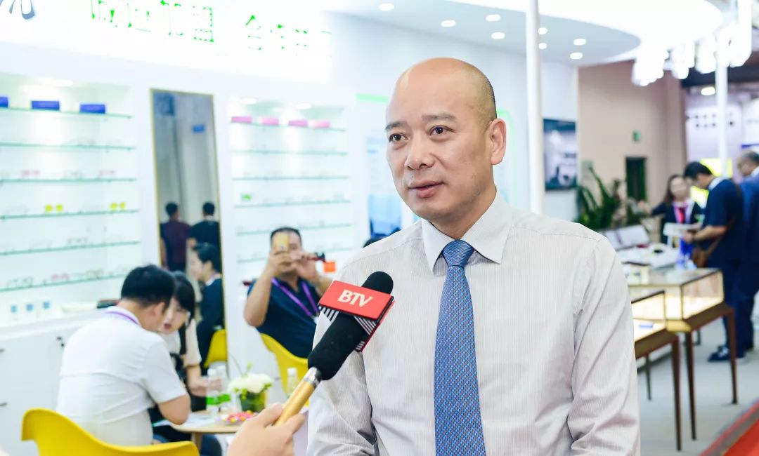 重庆千叶眼镜连锁有限公司董事长叶定坎先生,接受了北京卫视的采访,就