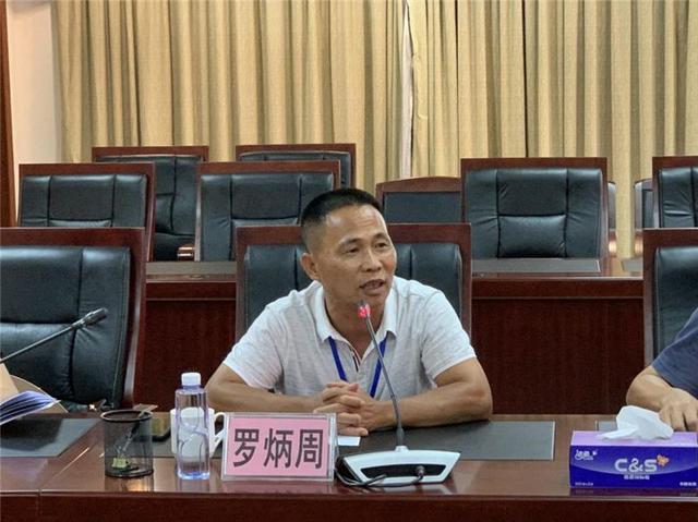 (区人大代表陆志文发言)陆志文代表建议,区政府要加快革命老区项目的