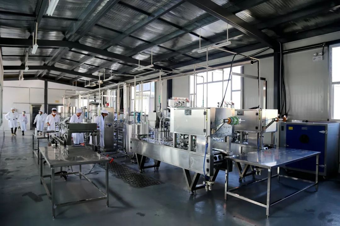 脱贫攻坚阿坝县首家村酸奶加工厂开业