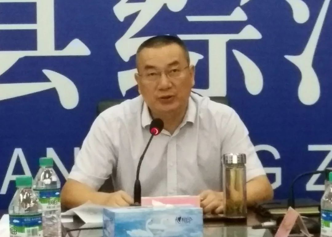 主持会议;县法院院长李舒文解读我县开展对黄赌毒和黑恶势力听之任之
