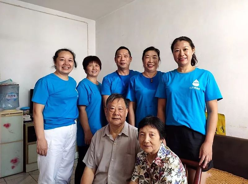 致敬退休老教师 康盛莱宜昌,长阳站开展"洁净所能"教师节志愿服务活动