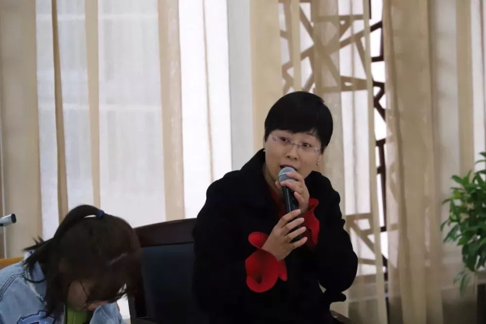 先生之风全国模范教师陈芳微笑着的引路人