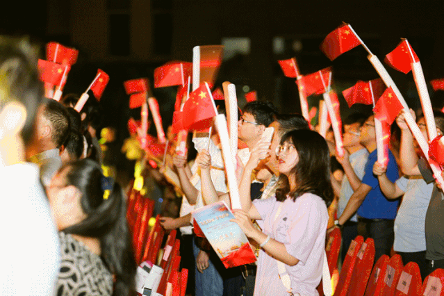 就像歌词中唱到的:"我和我的祖国,一刻也不能分割",新时代的丁兰儿女
