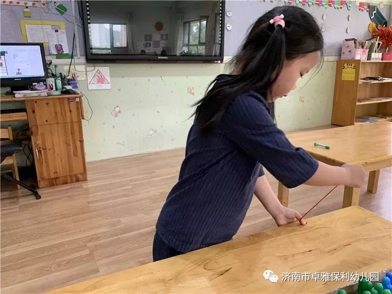 【精彩瞬间】卓雅·保利幼儿园大三班:量量桌子的长度_测量