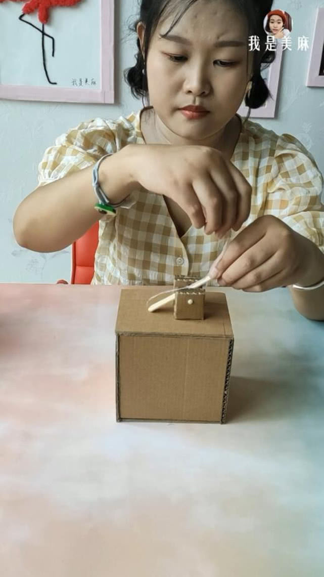 自制会吐舌头的儿童存钱罐做法简单又好玩材料是一个快递纸箱