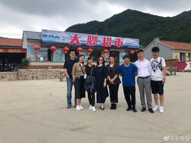 原创乡村爱情12顺利杀青谢大脚晒片场合影全都是熟人