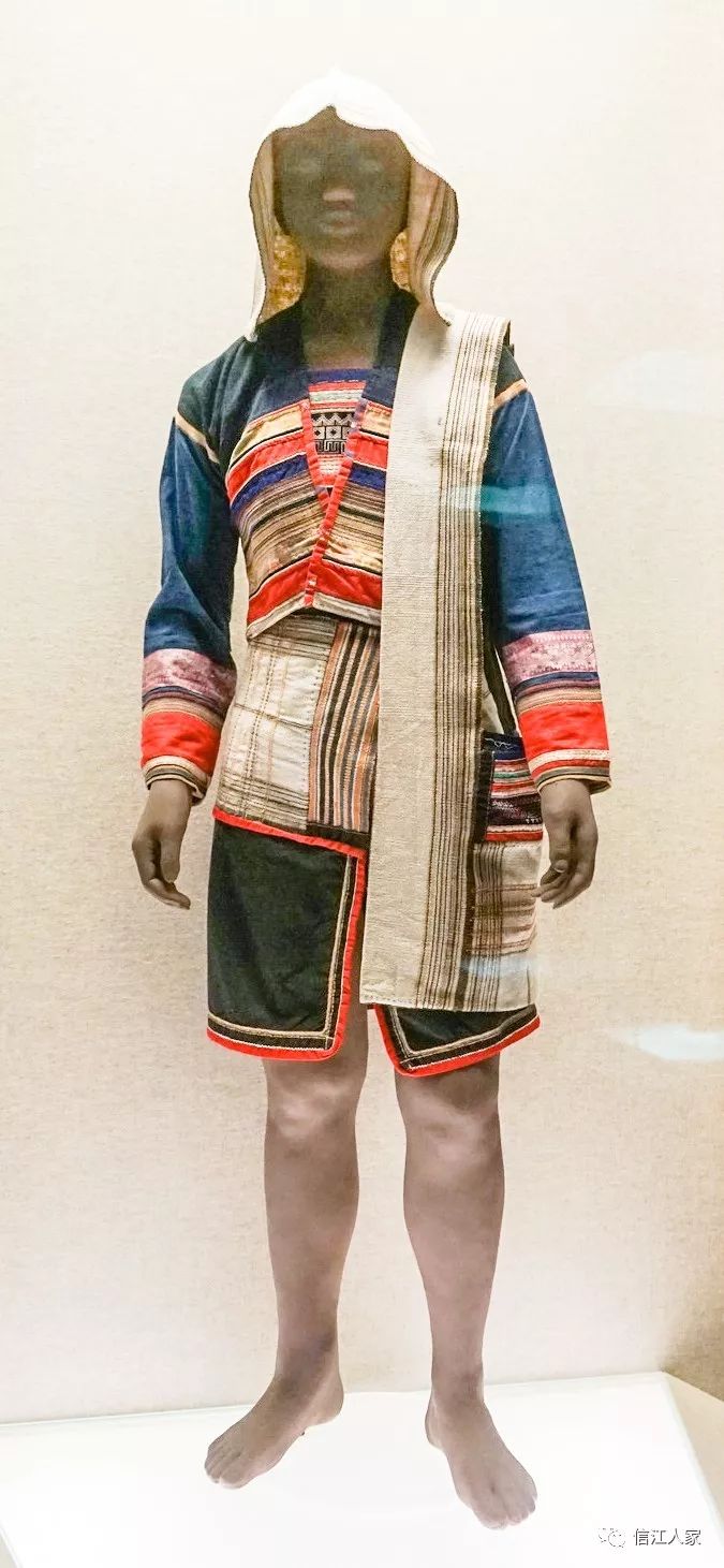 云南西双版纳 · 基诺族织花镶边女服云南 · 彝族绣花女服云南