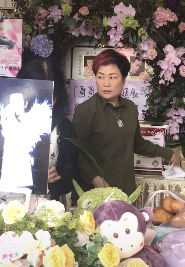 张国荣63岁冥寿,好友与歌迷到宝福山拜祭,陈淑芬为哥哥上香