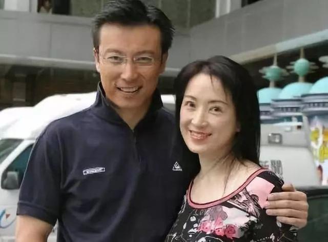 新欢女友亲密拥吻,随即爆出与结婚多年的妻子龚慈恩已经于两年前分居
