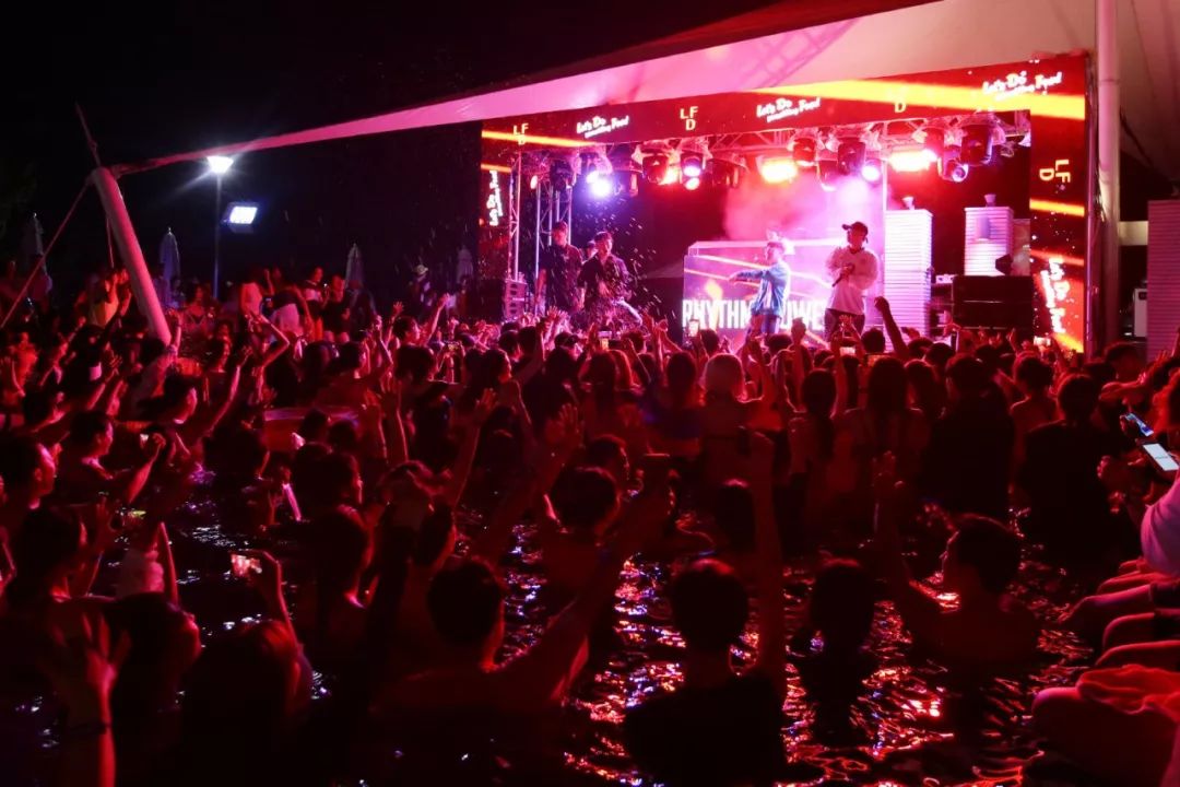 makinghistory西乡塘史上第一场泳池电音派对邀请500位大学生引爆开学