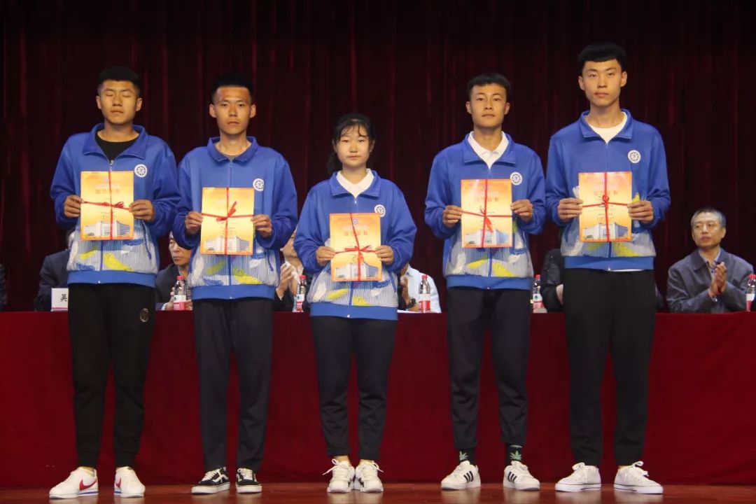 包头职业技术学院隆重举行2019级学生军训结业典礼