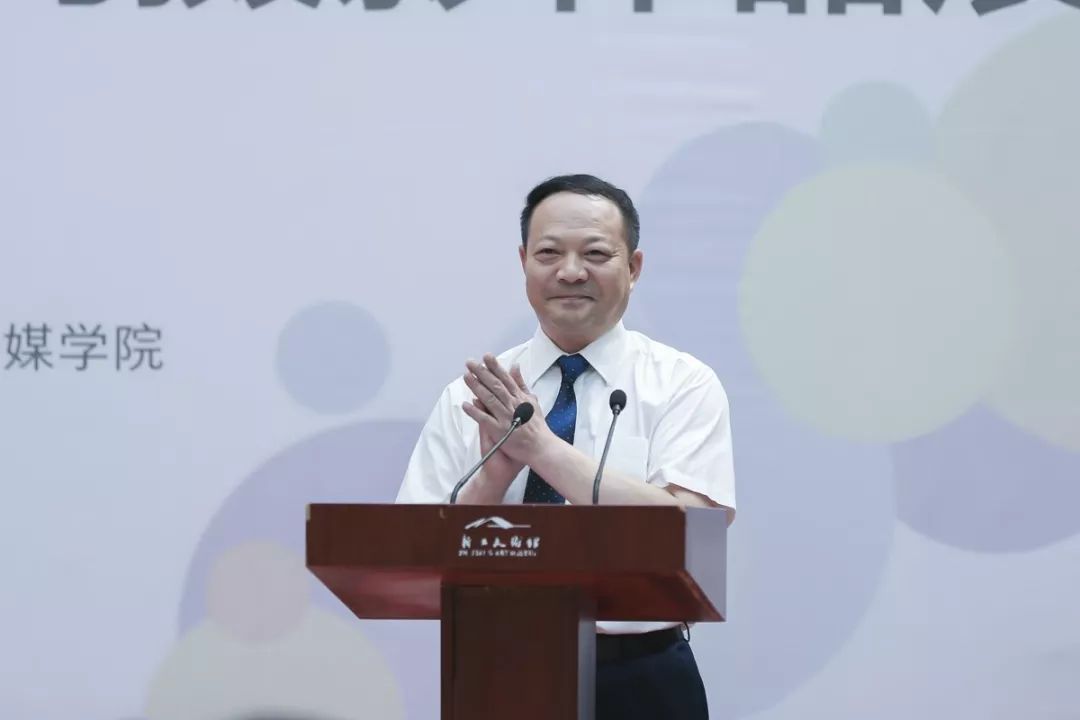 副主任章启忠主持此次摄影作品展系2019浙江·台湾合作周首场子活动