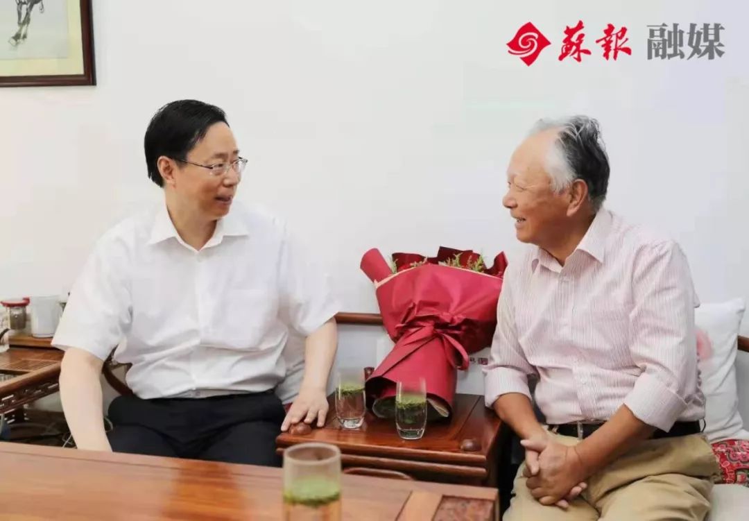 蓝绍敏和杨晓堂交谈今天,蓝绍敏还专门向正在外地的我市老领导蒋宏坤