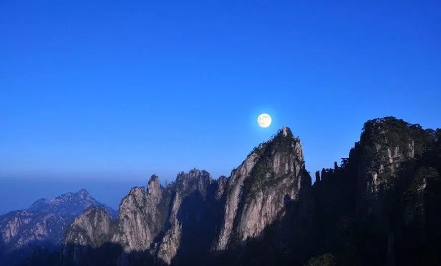 透出皎皎月光此時,誰都會沉醉於月色中桂林 象鼻山—若道都齊無恙,雲