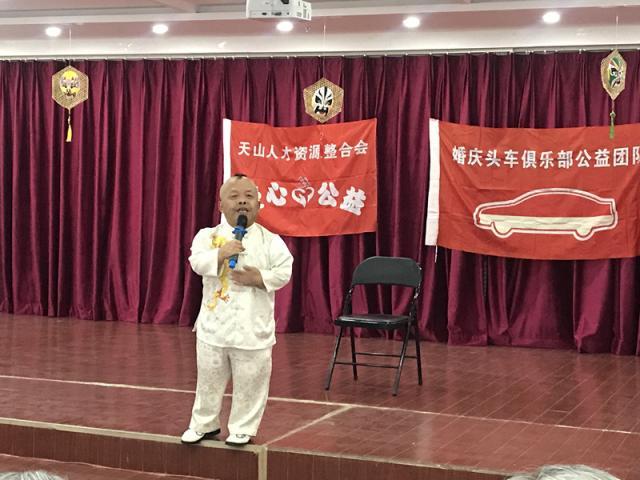著名歌唱家徐永祥戴松带着"阮"乐器与老人们一起唱起了怀旧歌曲,"我们