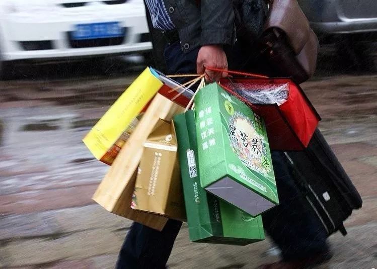 "大包小包孝敬爸妈"你眼中最好的中秋礼物"小乖乖回家啦"你爸妈眼中