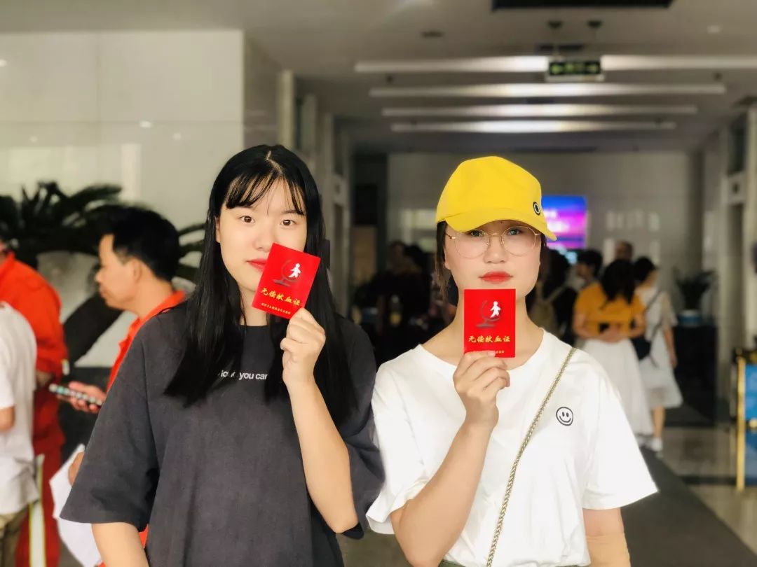 当鲜红的血液顺着采血管流淌出来时,所有参与献血的员工都露出了自豪