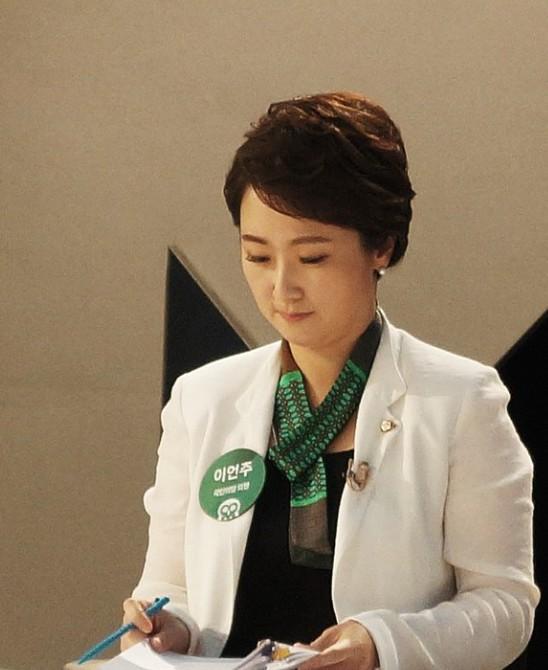 从剃发前的李彦周的照片来看,李彦周算得上漂亮;但李彦周剃发以后