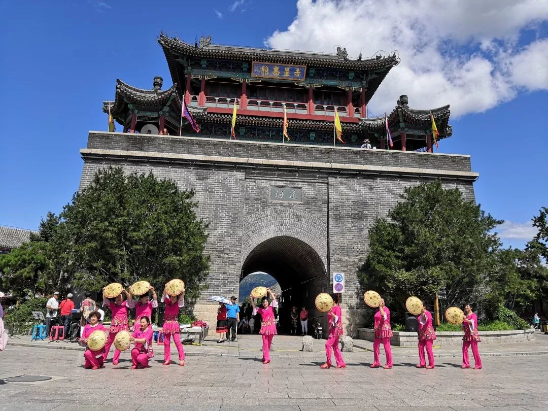 山海关"古城街头文化人"活动为中外游客奉献精彩文化大餐