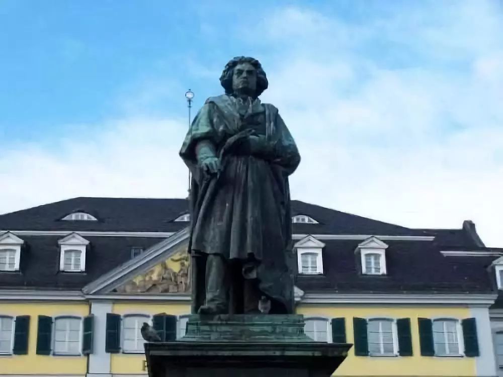 贝多芬雕像贝多芬的第一交响曲于1800年4月2日在维也纳首演.