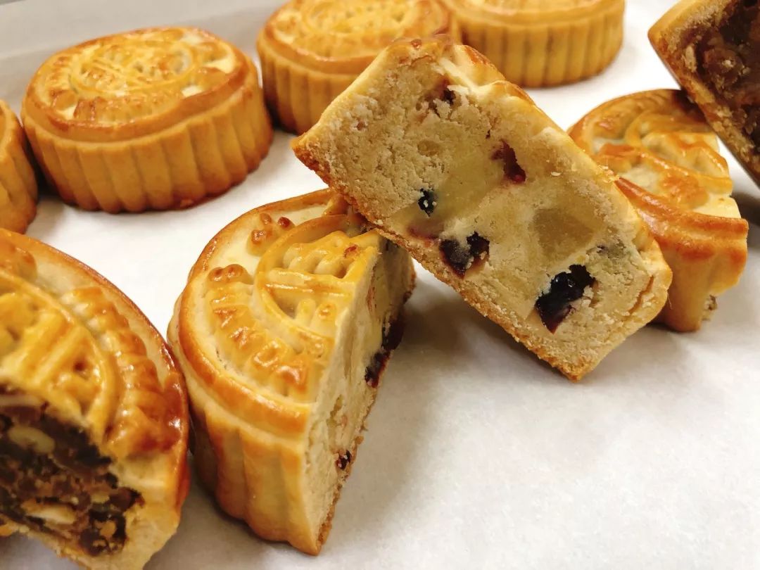 沙嗲牛肉月饼金沙蛋黄月饼金牌椰丝月饼水晶提子月饼山东大学先来看看