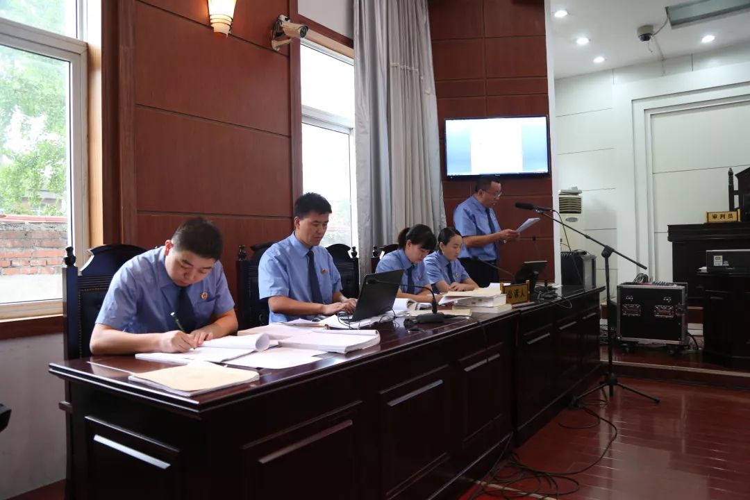 勉县人民检察院依法提起公诉的张坤等22人恶势力团伙犯罪案件公开开庭